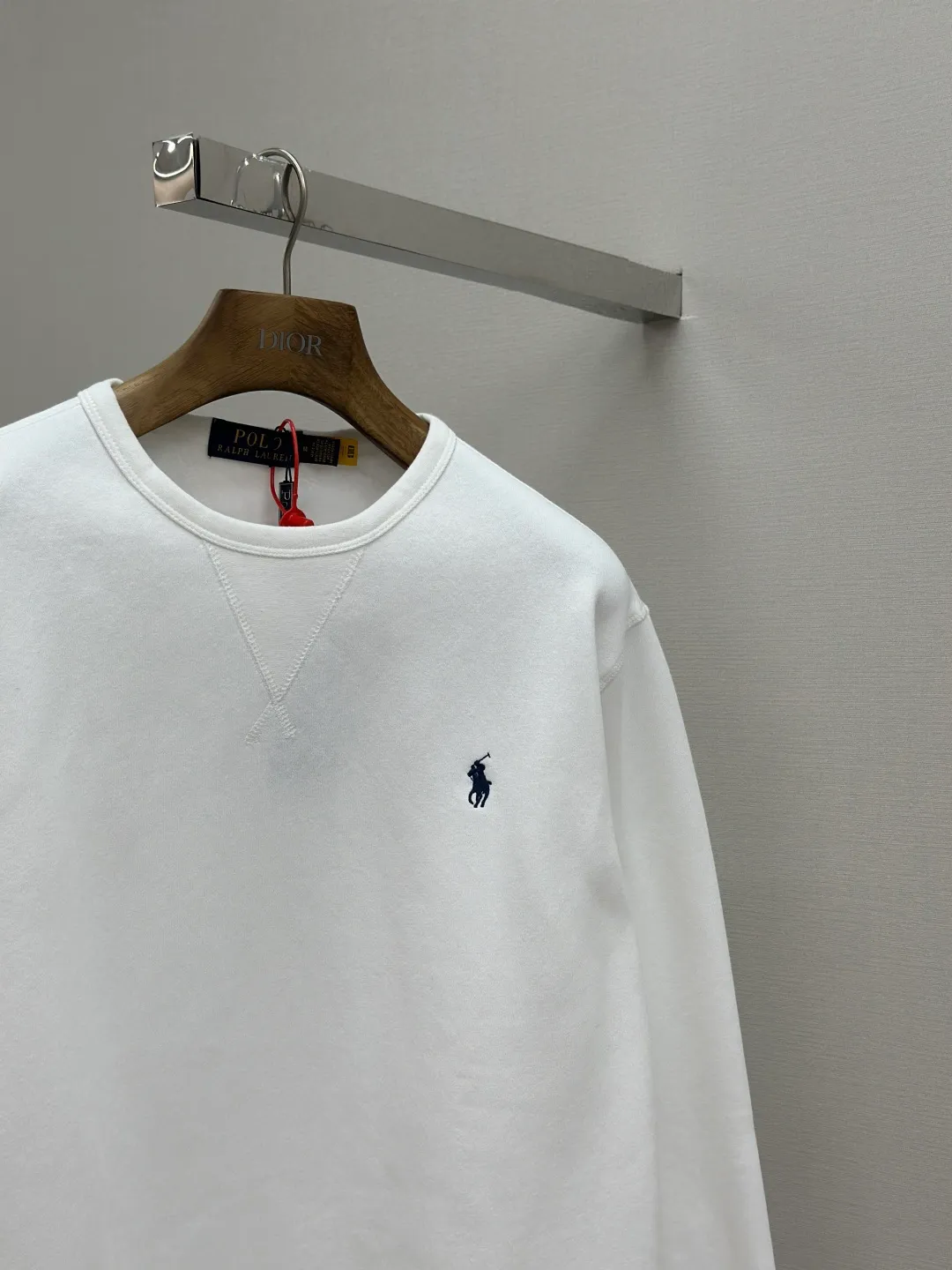 P290 [Same-origin fabric, exclusive new style, first choice for old money] Ralph Laure Ralph Lauren embroidered long-sleeved sweatshirt is made of cotton blended fabric, which is soft and tough to the touch. It has been finely spun and pre-shrunk, making it comfortable to the touch and not easy to deform. You don’t have to worry about shrinkage or pilling for daily wear and washing, and the texture is stable and online! The pony embroidery on the chest, despite the small size, has fine stitches and every stitch is perfectly stitched. The embroidery thread is pure in color and high in fastness. It is simple and high-end, highlighting the brand's iconic exquisite craftsmanship! The neckline is a classic round neck design, with an exquisite small V-shaped splicing design at the bottom. The workmanship is particularly neat, and the stitching in the circle is straight and even, without any distortion. It will not become loose and deformed after being worn for a long time. It fits the neck without being tight, and it is full of comfort! Scan the QR code on the label to enter the official website directly! It’s like adding an “identity pass” to clothes, and the quality is directly visualized ‼ ️ Size: S-XL